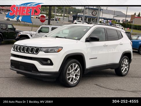Used 2024 Jeep Compass Latitude w/ Sun and Sound Group AWD/4WD image 1
