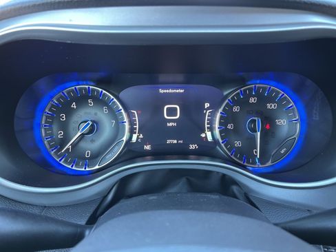 Used 2023 Chrysler Pacifica Touring-L w/ S Appearance Package image 13