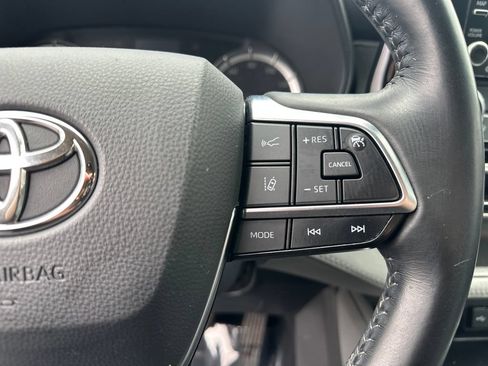 Used 2021 Toyota Highlander LE AWD/4WD image 22