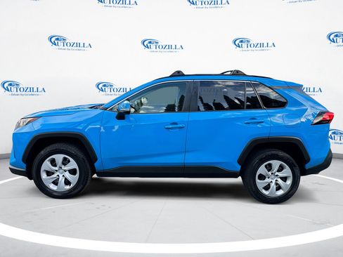 Used 2019 Toyota RAV4 LE FWD image 2