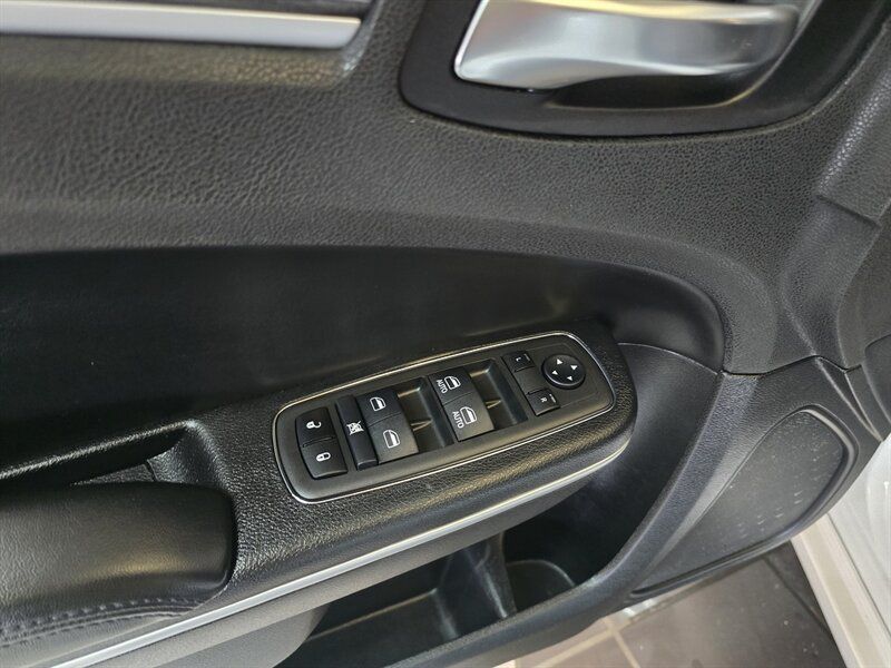Used 2019 Chrysler 300 Touring w/ Driver Convenience Group AWD/4WD image 19