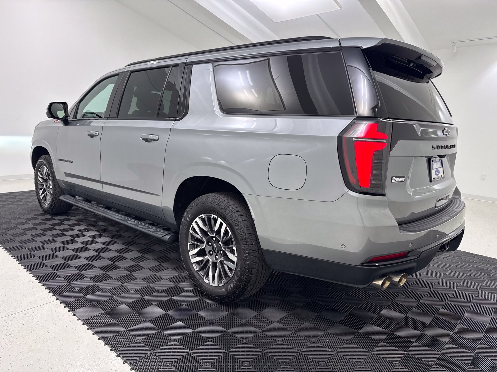 Used 2025 Chevrolet Suburban Z71 AWD/4WD image 5