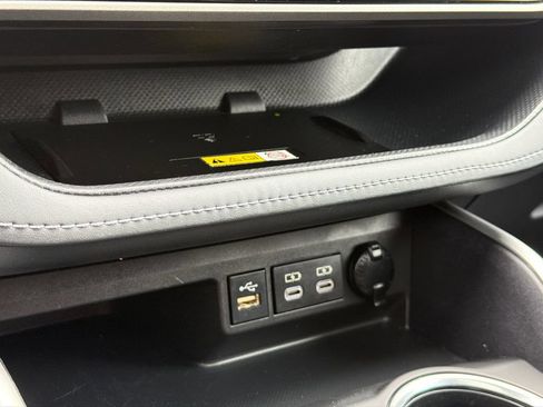 Used 2023 Toyota Highlander XLE AWD/4WD image 29