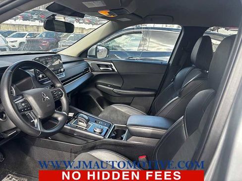 Used 2024 Mitsubishi Outlander SE image 2
