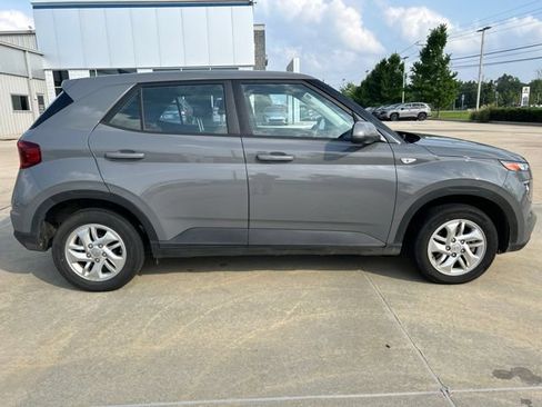 Used 2022 Hyundai Venue SE w/ Cargo Package FWD image 3