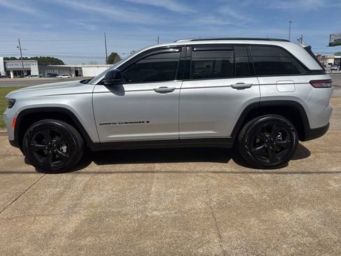 Used 2025 Jeep Grand Cherokee Limited w/ Black Appearance Package image 6