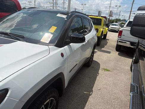 Used 2025 Jeep Compass Trailhawk w/ Trailhawk Elite Group AWD/4WD image 2