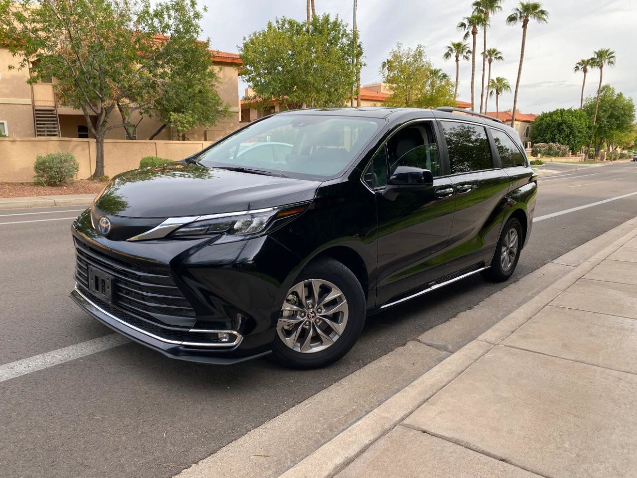 Used 2024 Toyota Sienna XLE FWD image 5