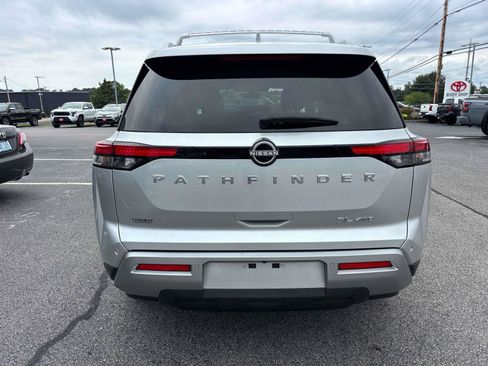 Used 2024 Nissan Pathfinder SL AWD/4WD image 4