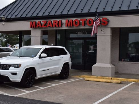 Used 2018 Jeep Grand Cherokee Altitude AWD/4WD image 9