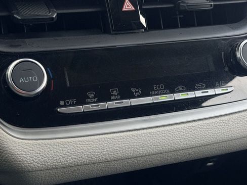 Used 2025 Toyota Corolla LE FWD image 17