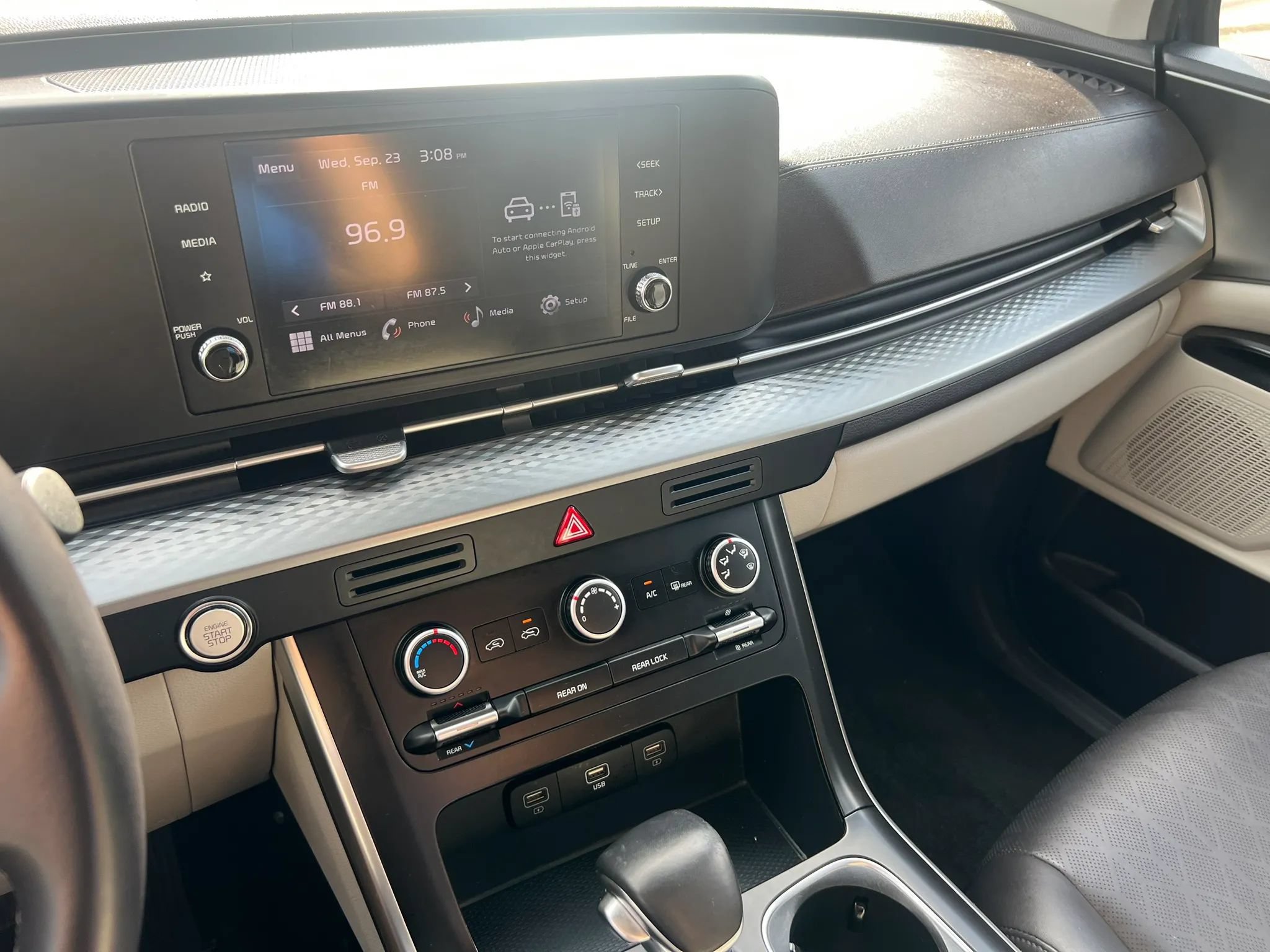 Used 2023 Kia Carnival LX FWD image 23