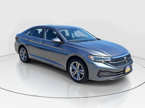 Used 2022 Volkswagen Jetta SE FWD image 3