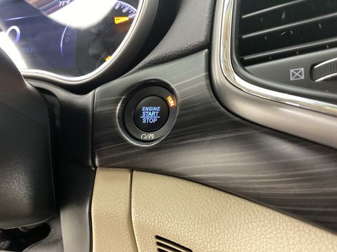 Used 2019 Jeep Grand Cherokee Laredo AWD/4WD image 26
