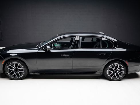 Used 2023 BMW i7 xDrive60 w/ Executive Package 2 AWD/4WD image 18