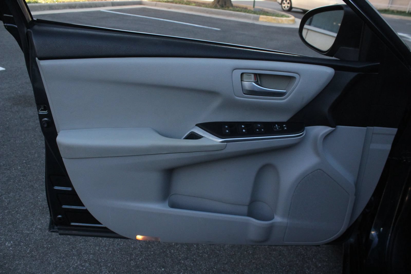 Used 2015 Toyota Camry SE FWD image 15