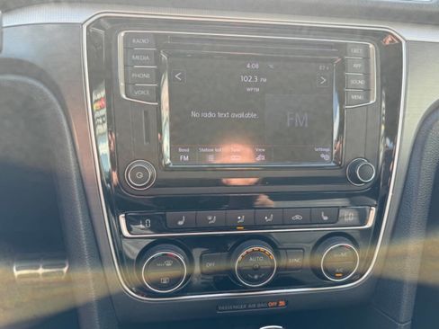 Used 2018 Volkswagen Passat 2.0T R-Line image 11