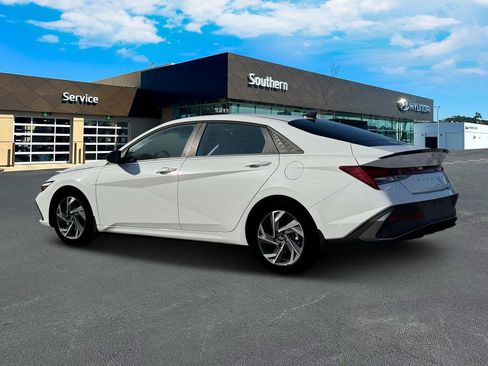 New 2025 Hyundai Elantra SEL FWD image 4
