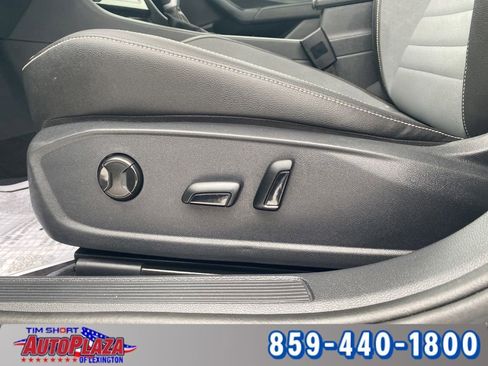 Used 2025 Volkswagen Jetta SE image 31