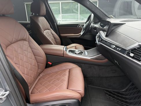 Used 2024 BMW X7 xDrive40i w/ M Sport Package AWD/4WD image 13