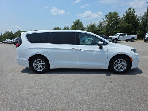 Used 2023 Chrysler Pacifica Touring-L FWD image 8