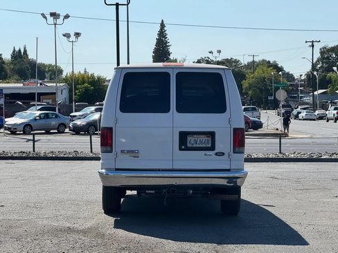 Used 2010 Ford E-350 and Econoline 350 XLT RWD image 3
