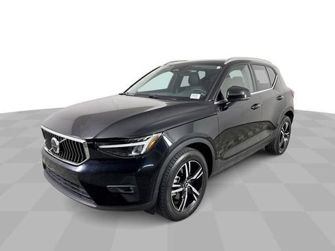 Used 2023 Volvo XC40 B5 Plus AWD/4WD image 4