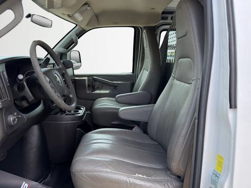 Used 2017 Chevrolet Express 2500 RWD image 13