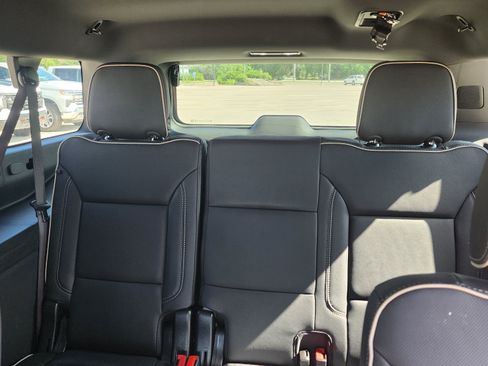 Used 2025 Chevrolet Suburban Premier AWD/4WD image 10