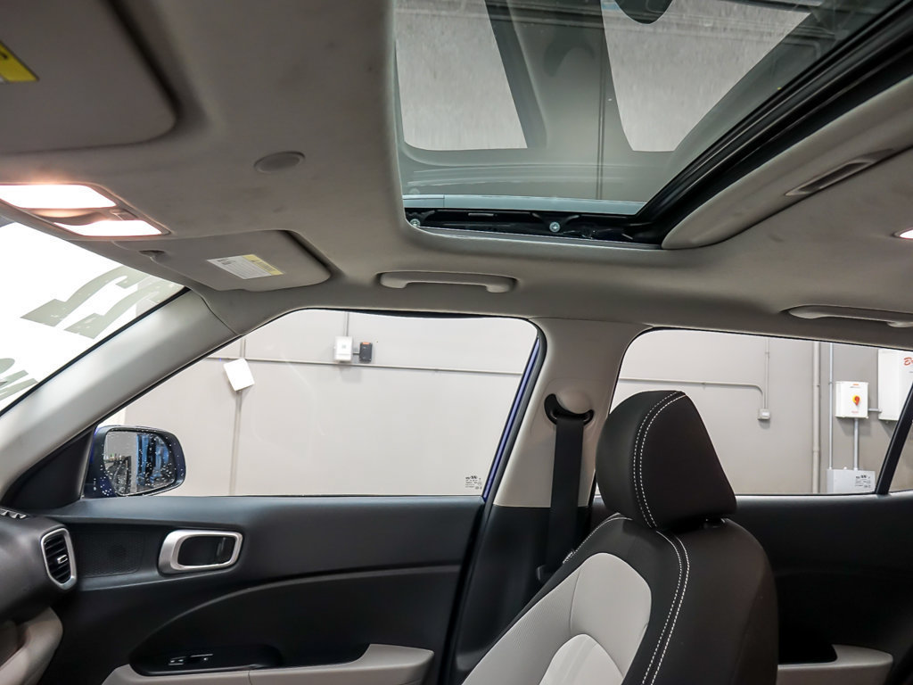 Used 2022 Hyundai Venue SEL w/ Cargo Package FWD image 11