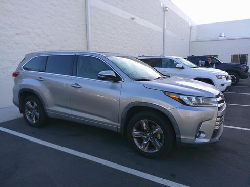 Used 2019 Toyota Highlander Limited Platinum image 5