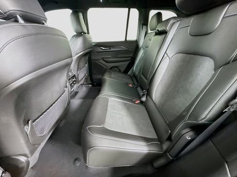 Used 2025 Jeep Grand Cherokee Altitude image 24