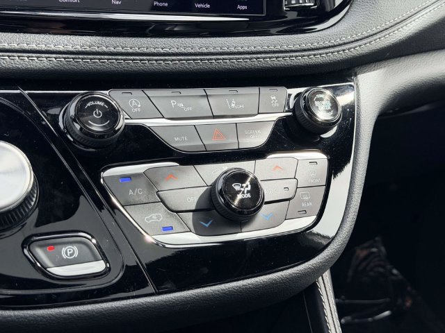 Used 2025 Chrysler Pacifica Limited FWD image 22