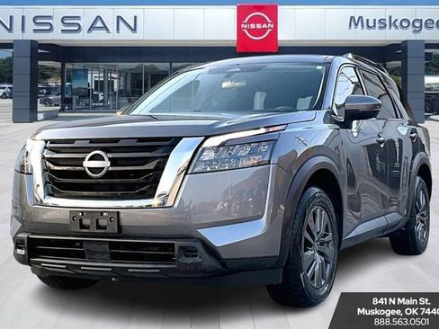 Used 2024 Nissan Pathfinder SV image 3