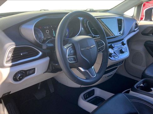 Used 2023 Chrysler Pacifica Touring-L image 13