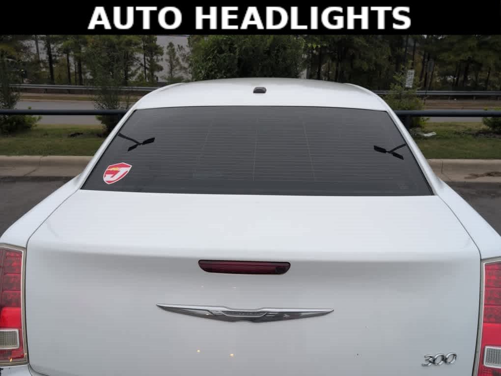 Used 2014 Chrysler 300 RWD image 4