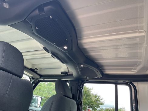 Used 2025 Jeep Wrangler Unlimited Sahara AWD/4WD image 13