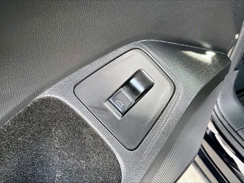 Used 2022 Volkswagen Tiguan SE image 32