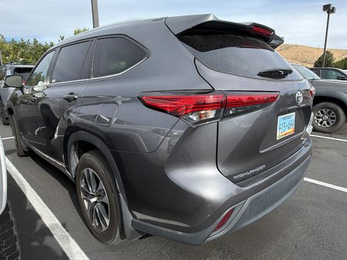 Used 2023 Toyota Highlander XLE AWD/4WD image 3