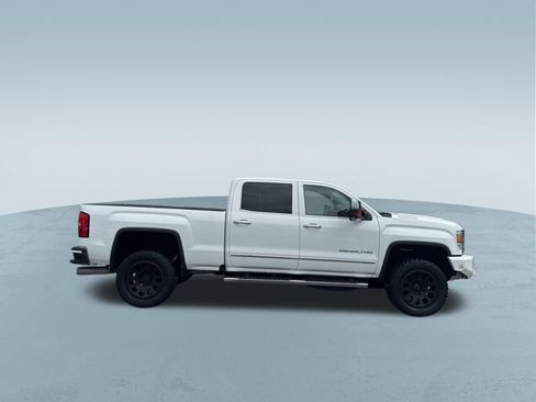 Used 2017 GMC Sierra 2500 Denali w/ Duramax Plus Package AWD/4WD image 9