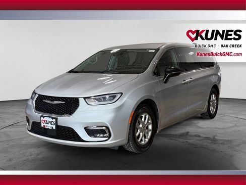 Used 2024 Chrysler Pacifica Touring-L FWD image 5
