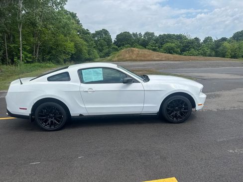 Used 2010 Ford Mustang Coupe RWD image 4