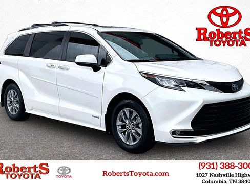 Used 2021 Toyota Sienna XLE FWD image 1