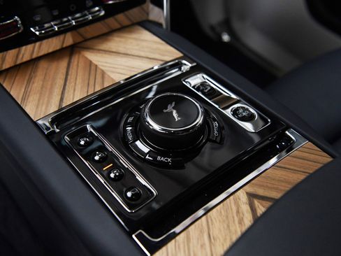 Used 2025 Rolls-Royce Cullinan image 16