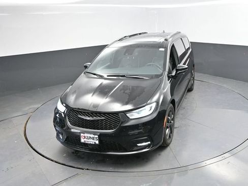 Used 2025 Chrysler Pacifica Limited FWD image 44