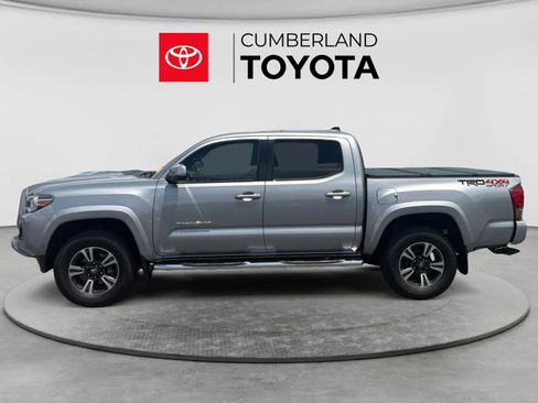 Used 2017 Toyota Tacoma TRD Sport w/ Premium & Technology Package AWD/4WD image 2