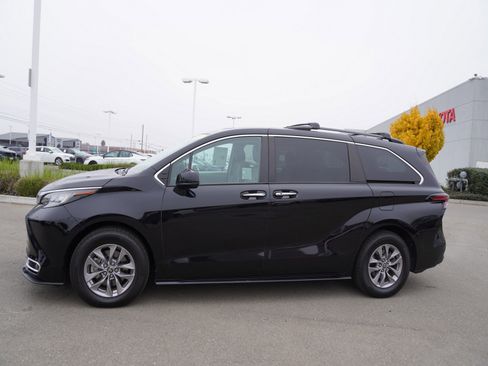 Used 2022 Toyota Sienna XLE image 6