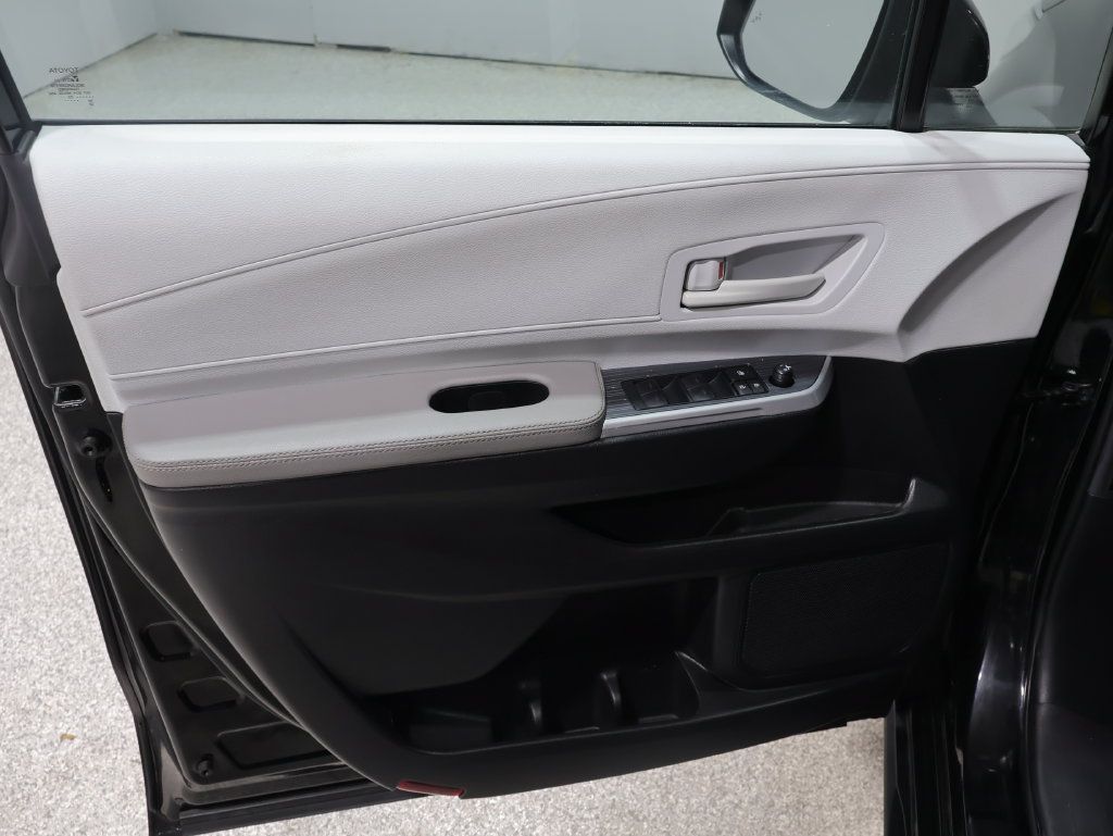 Used 2025 Toyota Sienna LE FWD image 12