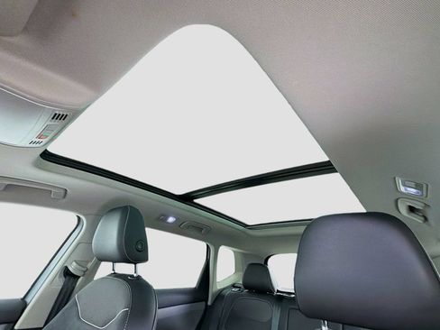 Used 2023 Volkswagen Taos SE w/ Panoramic Sunroof Package AWD/4WD image 21