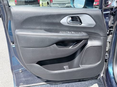 Used 2022 Chrysler Pacifica Touring FWD image 31
